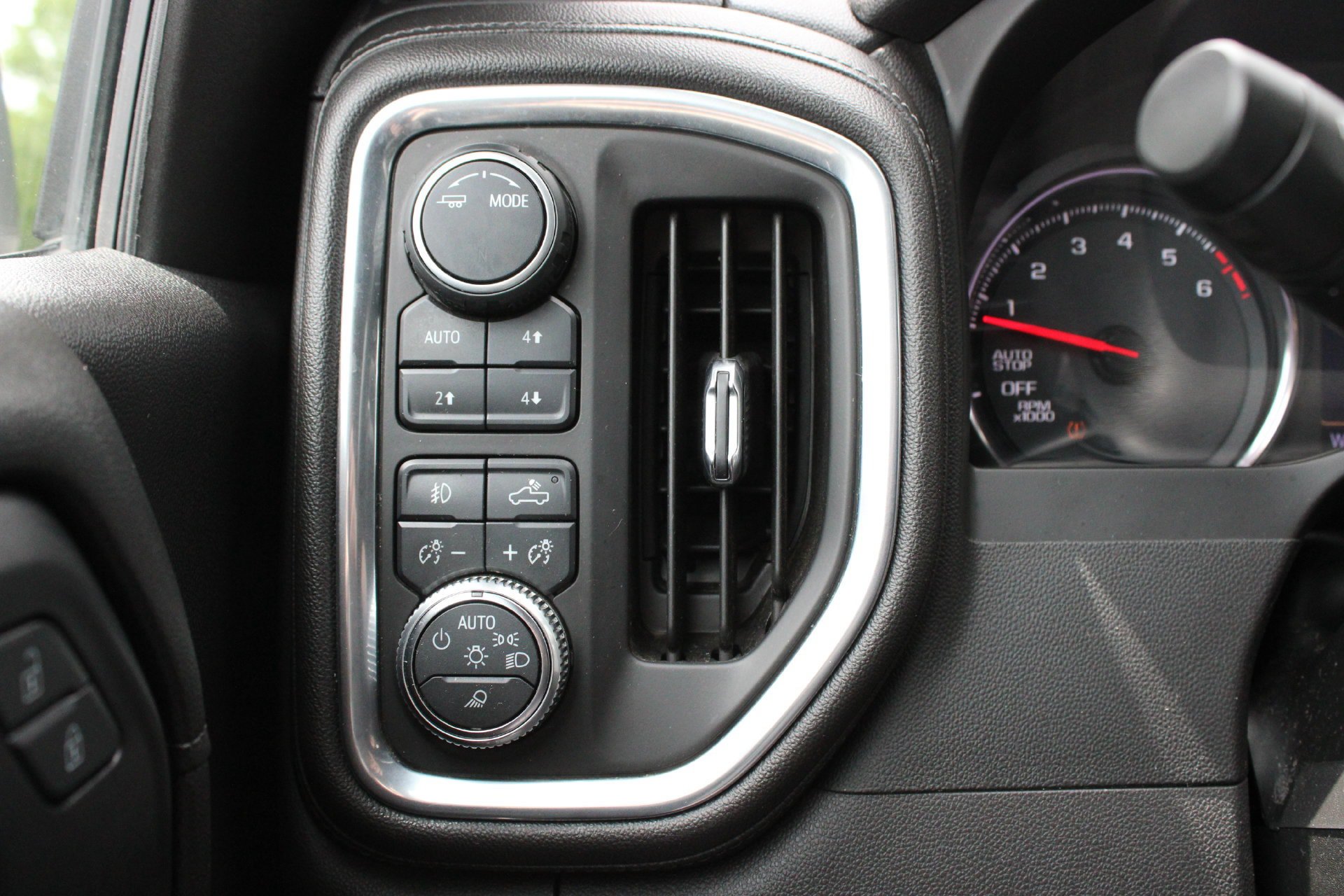 Used 2020 Chevrolet Silverado 1500 RST AWD/4WD image 25