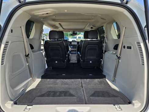 Used 2022 Chrysler Pacifica Limited FWD image 13