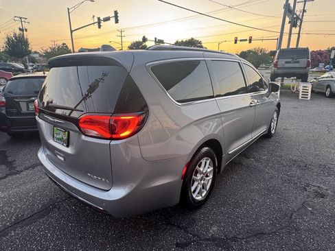 Used 2020 Chrysler Pacifica Touring-L image 7