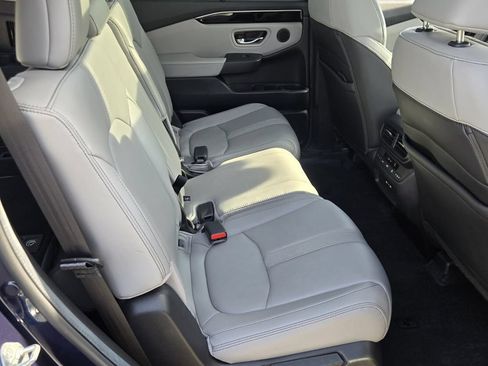 Used 2024 Honda Pilot Touring image 16