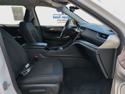 Used 2022 Jeep Grand Cherokee L Laredo w/ Luxury Tech Group I AWD/4WD image 20