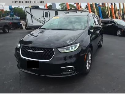 Used 2023 Chrysler Pacifica Touring-L w/ Uconnect Theater Family Group