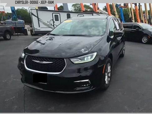 Used 2023 Chrysler Pacifica Touring-L w/ Uconnect Theater Family Group AWD/4WD image 1