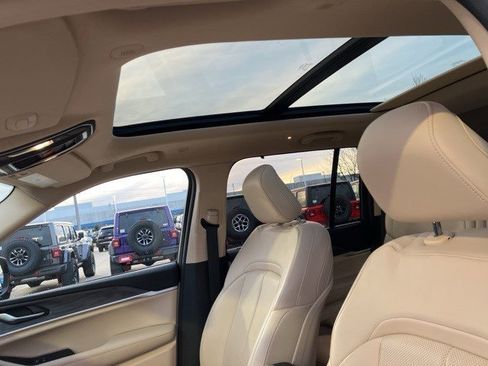 Certified 2022 Jeep Grand Cherokee Limited w/ Luxury Tech Group II image 13