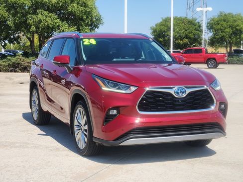 Used 2024 Toyota Highlander Platinum FWD image 3