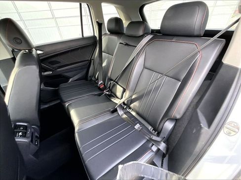 Used 2024 Volkswagen Tiguan SE image 15