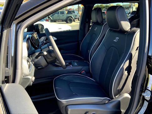 New 2026 Chrysler Pacifica Limited image 8