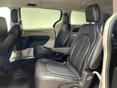 Certified 2024 Chrysler Pacifica Touring-L FWD image 22