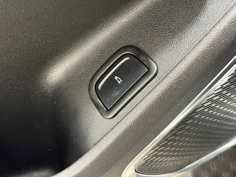 Used 2025 GMC Acadia Elevation image 31