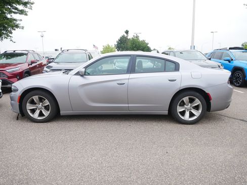 Used 2017 Dodge Charger SXT RWD image 3