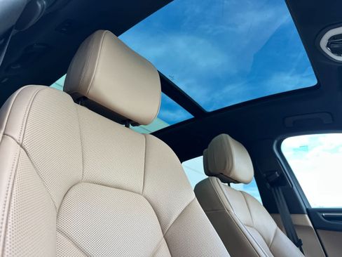 Certified 2025 Porsche Macan AWD/4WD image 18
