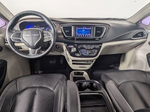 Used 2018 Chrysler Pacifica Touring-L FWD image 16