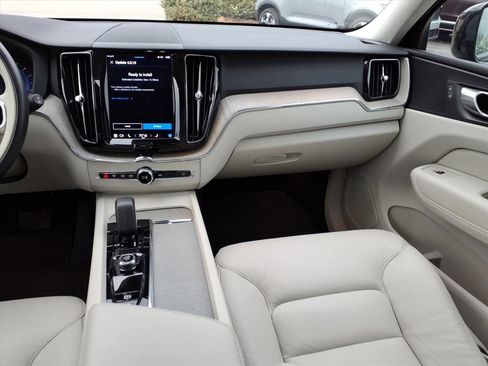 Certified 2023 Volvo XC60 B5 Plus w/ Protection Package Premier image 15
