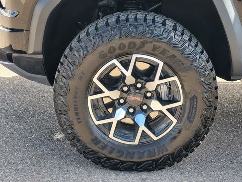 Used 2025 GMC Canyon AT4 w/ AT4X Package image 9