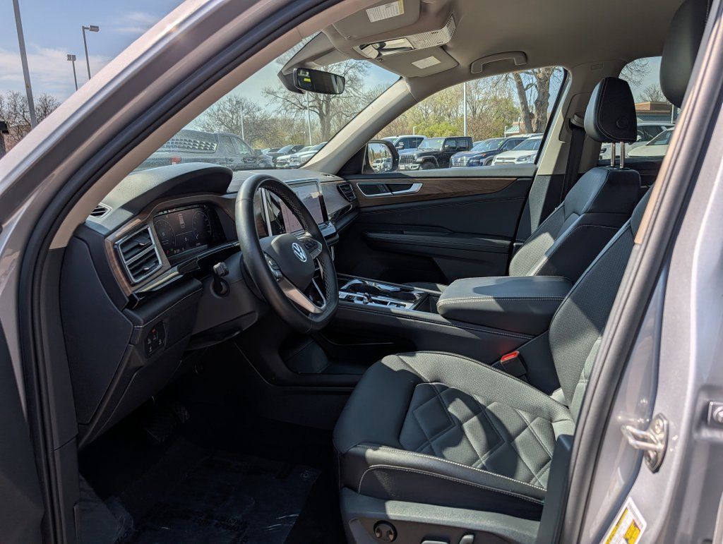 Used 2025 Volkswagen Atlas SE AWD/4WD image 39