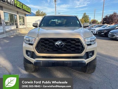 Used 2017 Toyota Tacoma TRD Off-Road w/ Premium & Technology Package AWD/4WD image 2