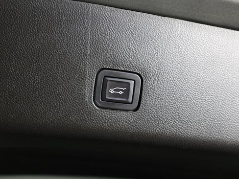 Used 2018 Chevrolet Traverse LT FWD image 19