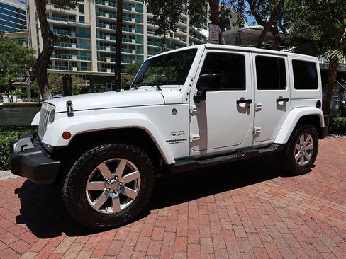 Used 2017 Jeep Wrangler Unlimited Sahara w/ Connectivity Group AWD/4WD image 16