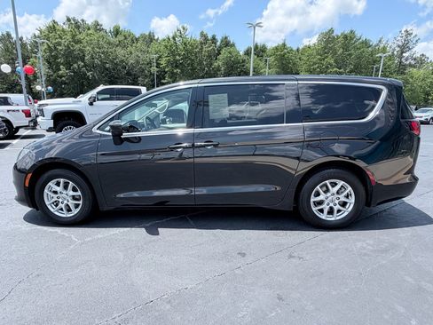 Used 2022 Chrysler Voyager LX FWD image 5