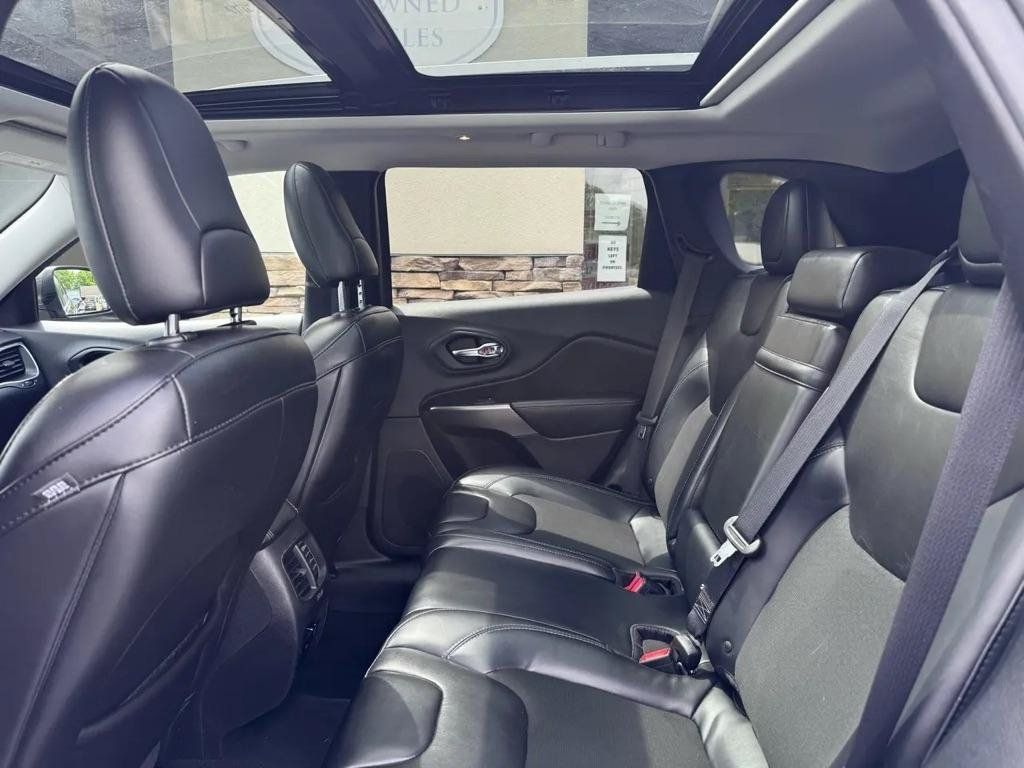 Used 2019 Jeep Cherokee Latitude Plus w/ Comfort/Convenience Group FWD image 10