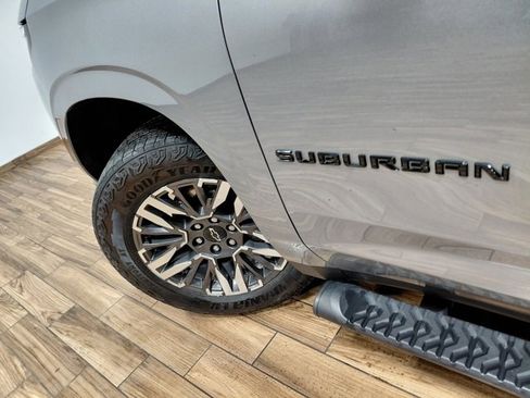 Used 2025 Chevrolet Suburban Z71 image 18