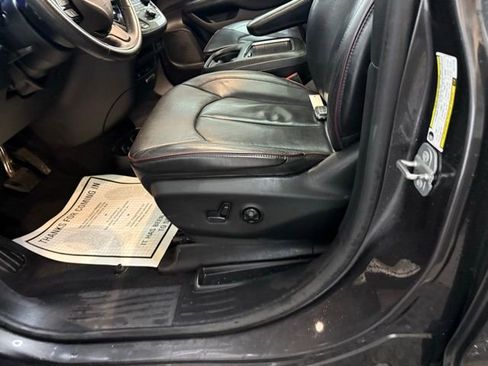 Used 2020 Chrysler Pacifica Limited image 19
