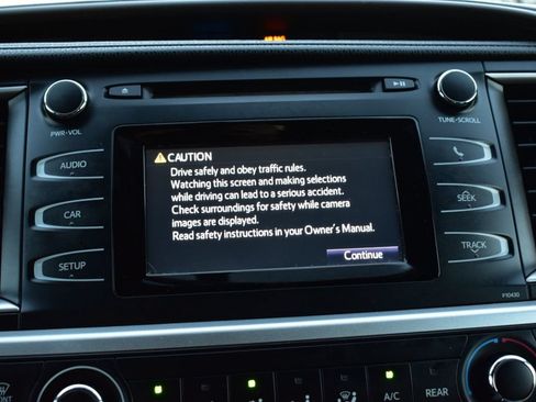 Used 2014 Toyota Highlander LE FWD image 28