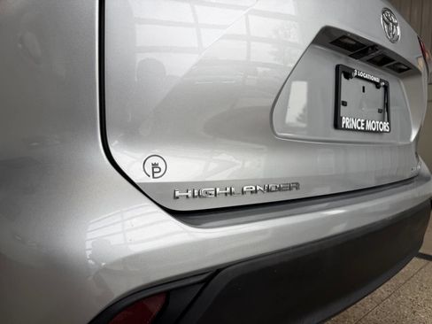 Used 2022 Toyota Highlander XLE AWD/4WD image 17