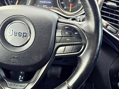 Used 2019 Jeep Cherokee Trailhawk w/ Cold Weather Group image 25