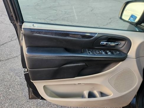 Used 2012 Chrysler Town & Country Touring-L w/ Entertainment Group #2 FWD image 10