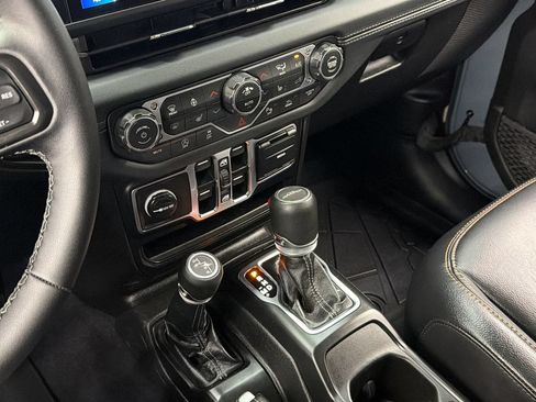 Used 2025 Jeep Gladiator Sport AWD/4WD image 32