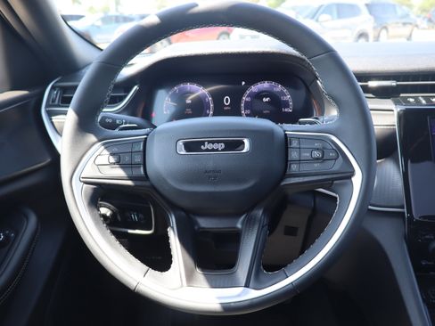 Used 2025 Jeep Grand Cherokee Altitude AWD/4WD image 14