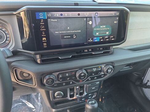 Used 2024 Jeep Wrangler Unlimited Sahara w/ Safety Group AWD/4WD image 17