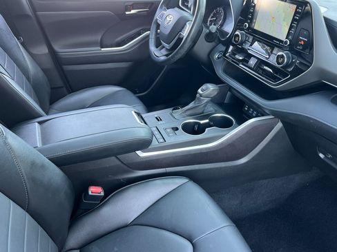 Used 2022 Toyota Highlander XLE FWD image 16