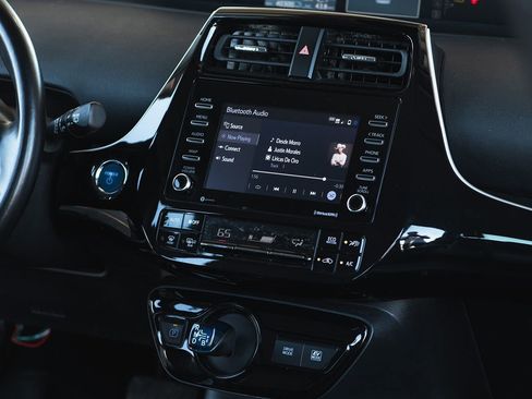 Used 2022 Toyota Prius XLE image 12