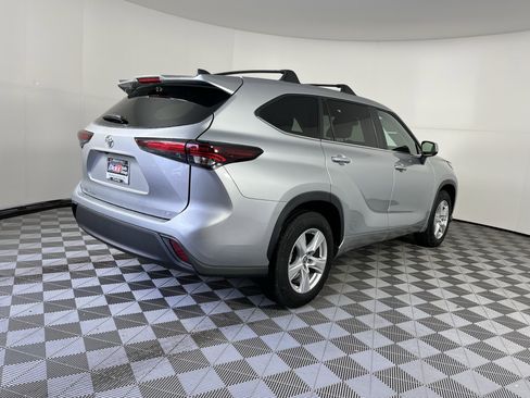 Used 2024 Toyota Highlander LE image 6