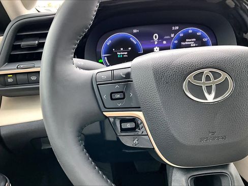 Used 2023 Toyota Crown Limited image 22