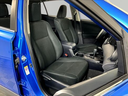 Used 2018 Toyota RAV4 LE w/ All Weather Liner Package FWD image 28