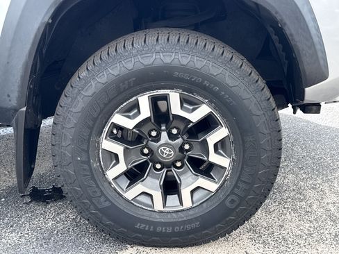 Used 2021 Toyota Tacoma TRD Off-Road w/ TRD Premium Off Road Package AWD/4WD image 12