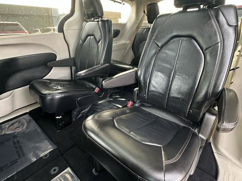 Used 2018 Chrysler Pacifica Touring-L Plus w/ Tire & Wheel Group image 37
