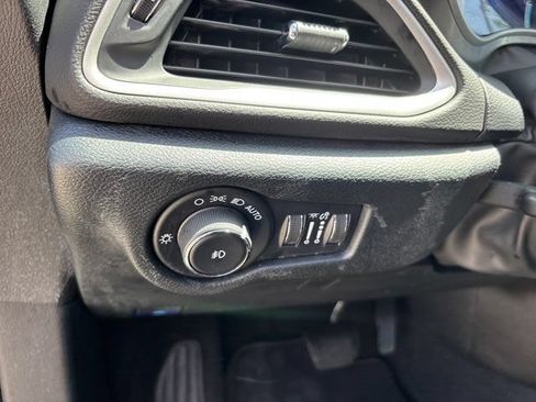 Used 2025 Chrysler Pacifica Select FWD image 26