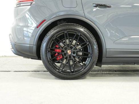 Certified 2025 Porsche Macan 4S Electric AWD/4WD image 40
