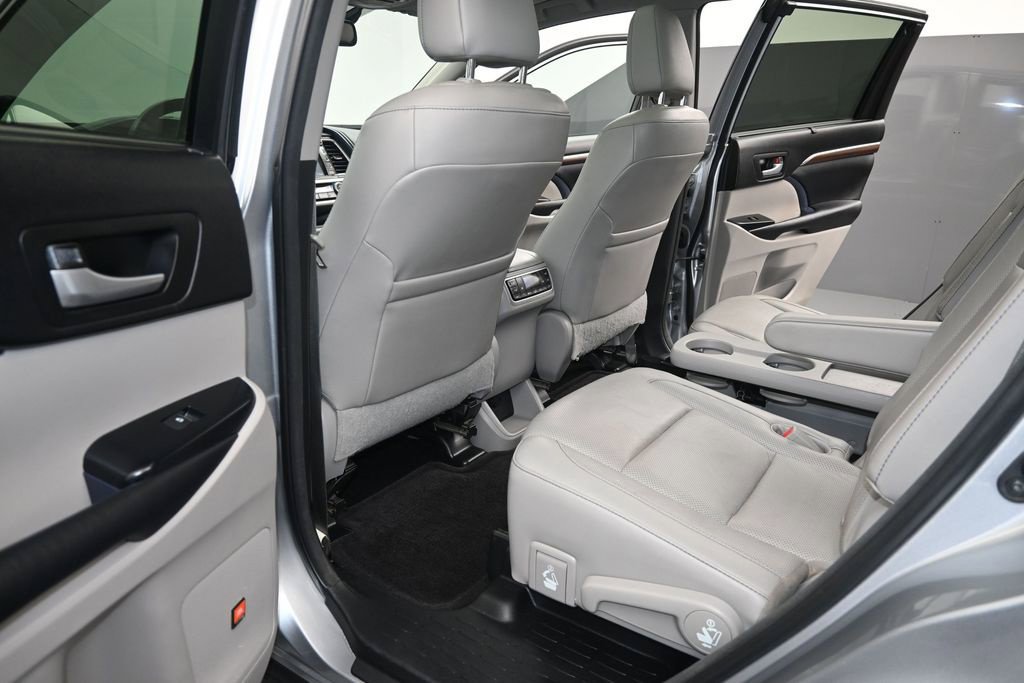 Used 2016 Toyota Highlander Limited Platinum FWD image 12