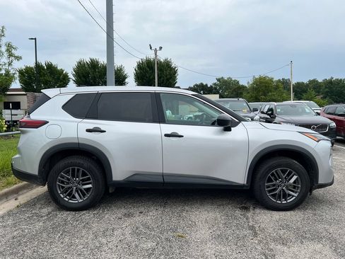 Used 2024 Nissan Rogue S AWD/4WD image 2