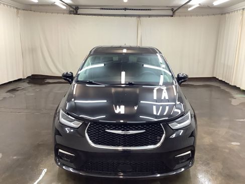 Used 2024 Chrysler Pacifica Touring-L image 3