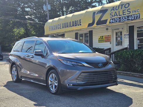 Used 2021 Toyota Sienna Limited image 1