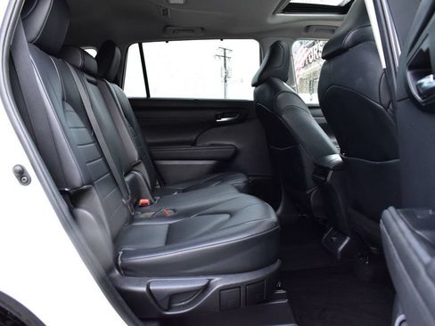 Used 2020 Toyota Highlander XLE AWD/4WD image 18