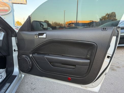 Used 2006 Ford Mustang GT RWD image 9