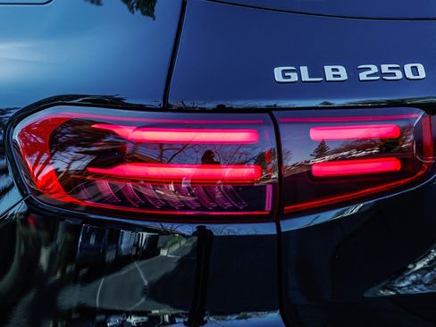 Certified 2024 Mercedes-Benz GLB 250 image 8