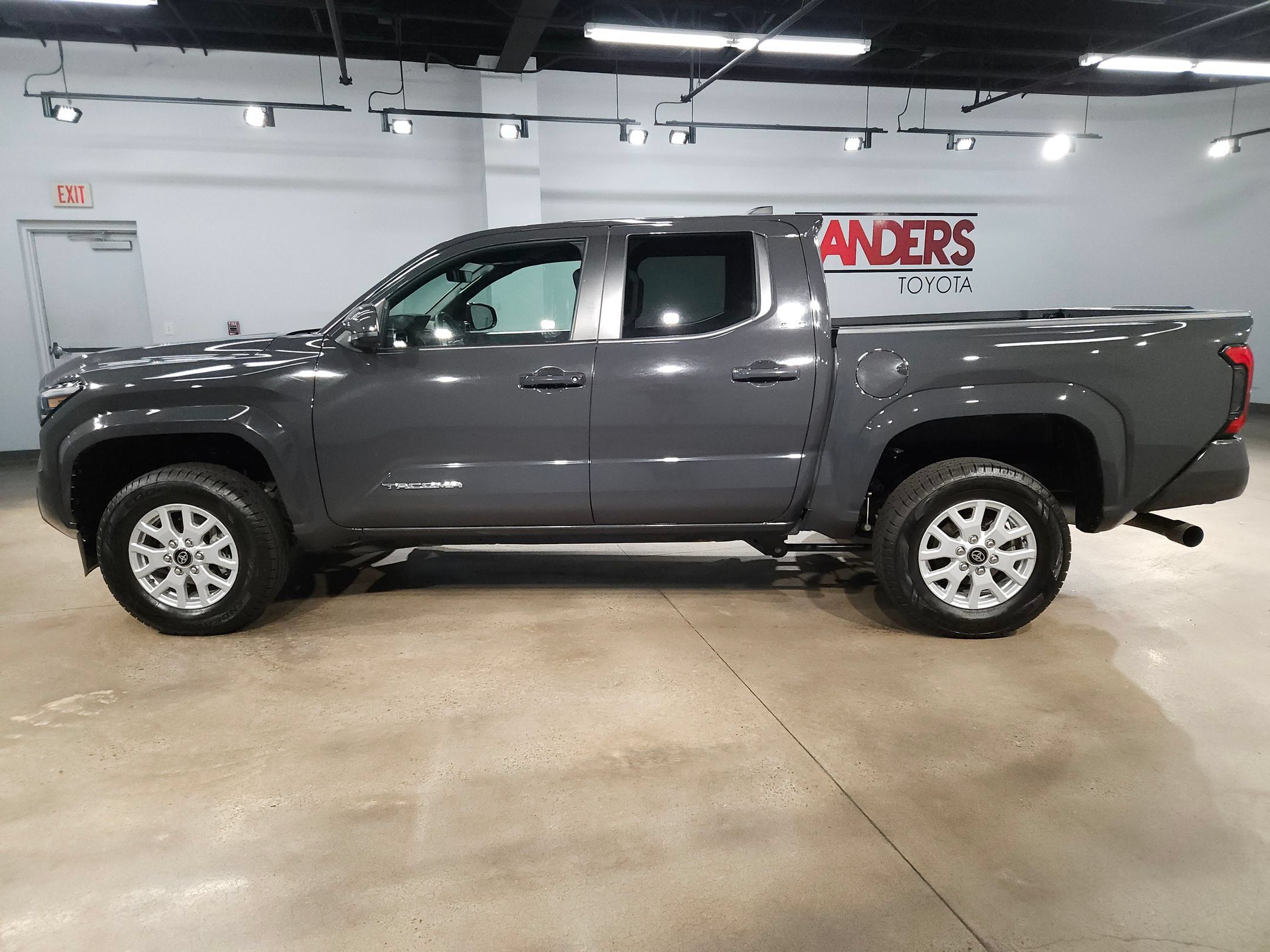 Certified 2025 Toyota Tacoma SR5 AWD/4WD image 4